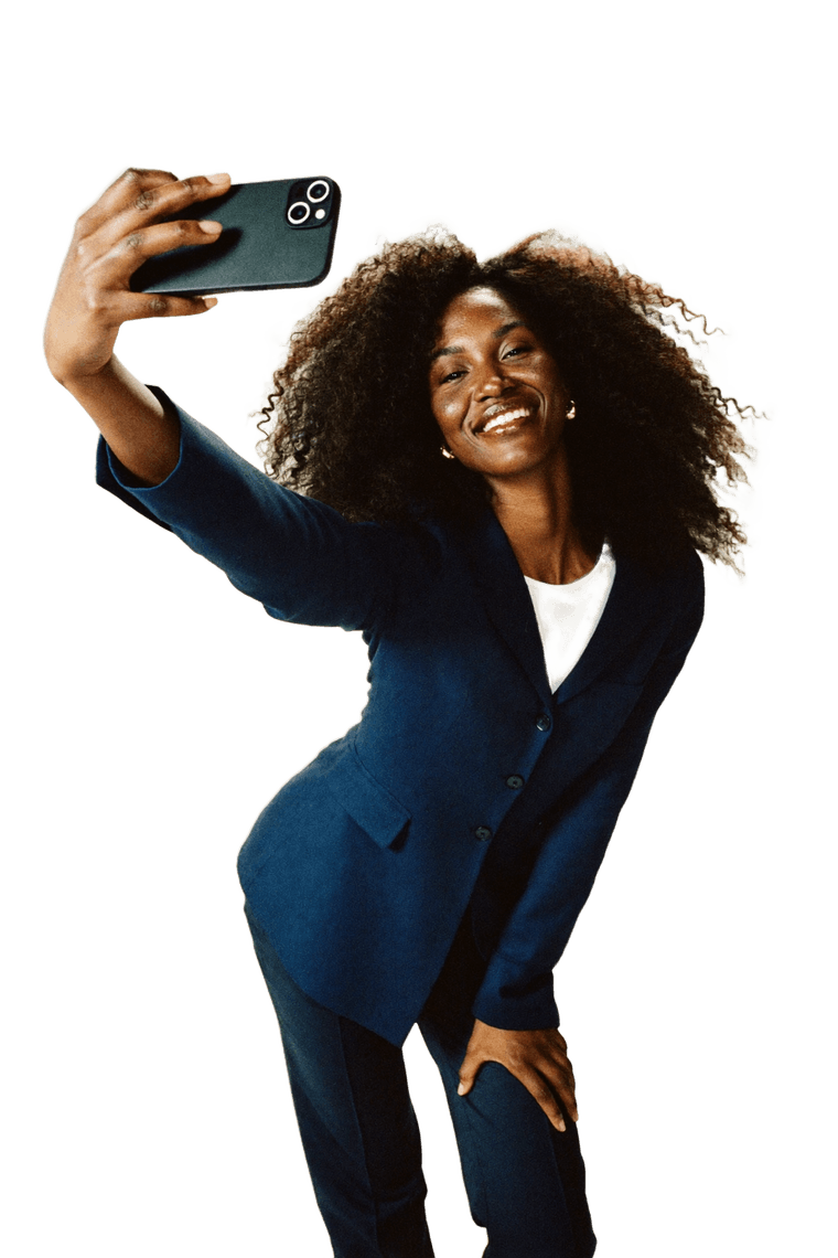 Une créatrice filmant du contenu avec son smartphone